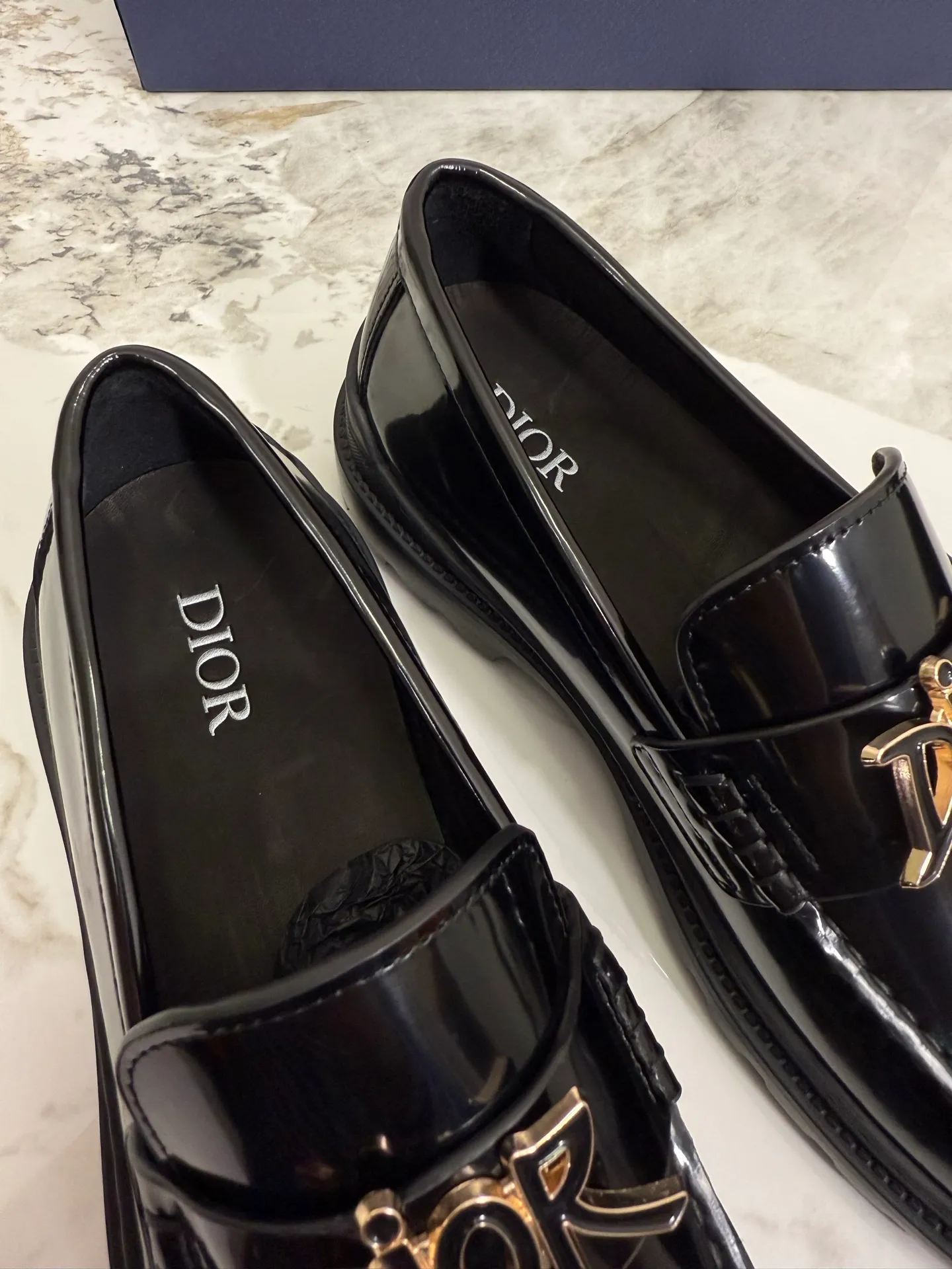[ DIOR ] Top P: 820💰 ▪️Size: 39-44 (customized for 38.45) Top male leather shoes DIOR Dior combines high-quality materials and exquisite details. The imported cowhide leather upper is embellished with Gancio buckles, showing a luxurious style. Imported cattle. TP sole is light and flexible in texture
